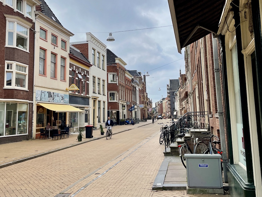 De Oudeboteringestraat in Groningen op een rustige zomerdag